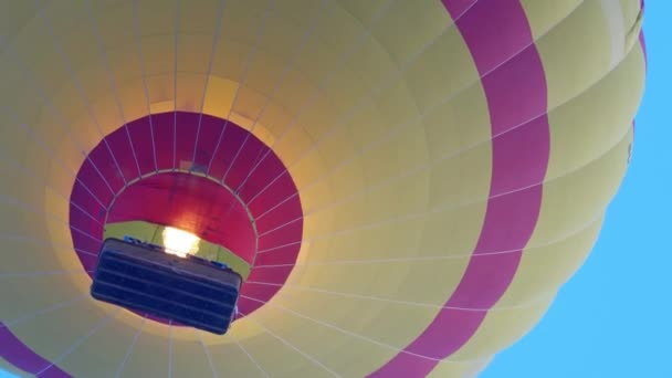 Gul varmluftsbaloon flyger på himlen — Stockvideo