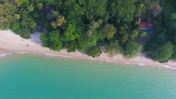 Vista superior aérea de playa y mar en Tailandia — Vídeo de stock