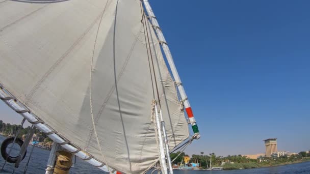 Pohled z egyptské felucca loď plachtění na Nilu — Stock video