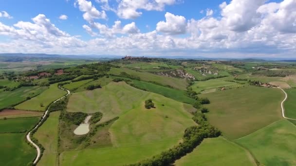 Toskánská letecká krajina se silnicemi a cypřiši — Stock video