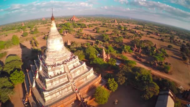 Voando sobre Shwesandaw Pagode e Templos em Bagan — Vídeo de Stock