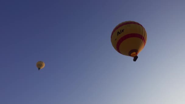 Globos de aire caliente volando en el cielo — Vídeo de stock