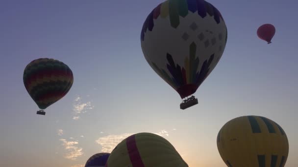 Sıcak hava balonları gün doğumunda uçmaya başlar. — Stok video