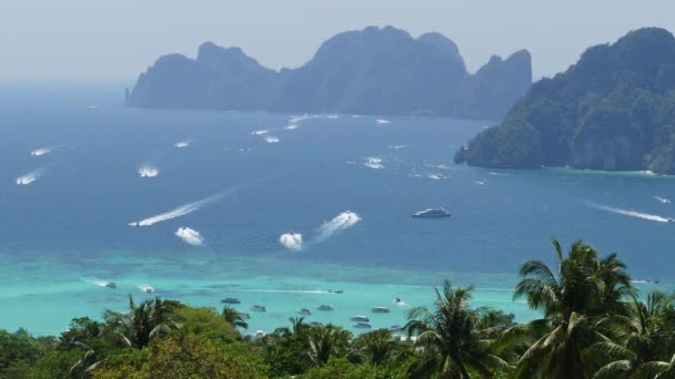 Viele Touristenjachten in der Nähe der Insel Phi Phi Don — Stockvideo