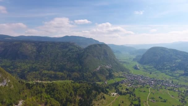 Pueblo en valle entre montañas en Eslovenia — Vídeos de Stock