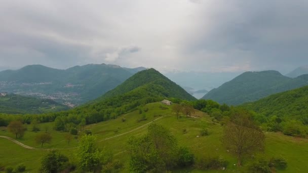 Paisaje aéreo cerca del lago Como Italia — Vídeos de Stock