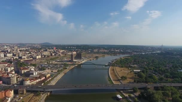 Luchtfoto van Sava rivier en Belgrado stad in Servië — Stockvideo