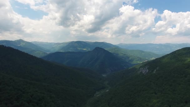 Luchtlandschap met berg in Montenegro — Stockvideo