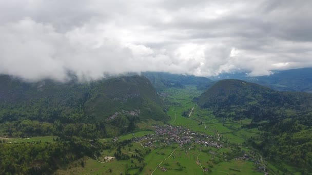 Pueblo en valle entre montañas en Eslovenia — Vídeos de Stock