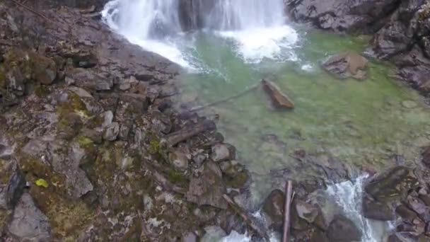 Vista aérea de la cascada de Cascata Di Lares — Vídeo de stock