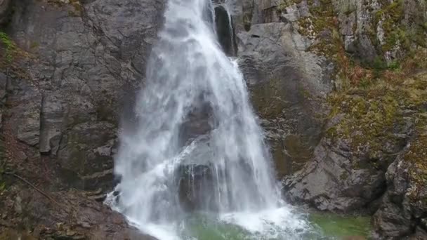 Вид с воздуха на водопад Каската ди Ларес — стоковое видео