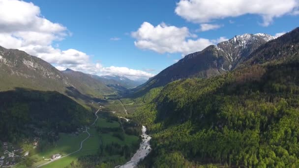 Létání přes hory a řeku ve Slovinsku — Stock video