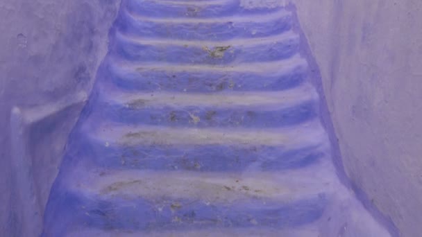 摩洛哥Chefchaouen麦地那传统蓝色街道上的楼梯 — 图库视频影像