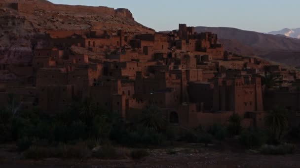 モロッコのアトラス山脈にあるカスバ アイト ハドゥは タイムラプスをズームアウト — ストック動画
