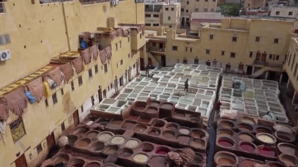 Panorama Curtumes Fes Marrocos África Tanques Antigos Com Tinta Colorida — Vídeo de Stock