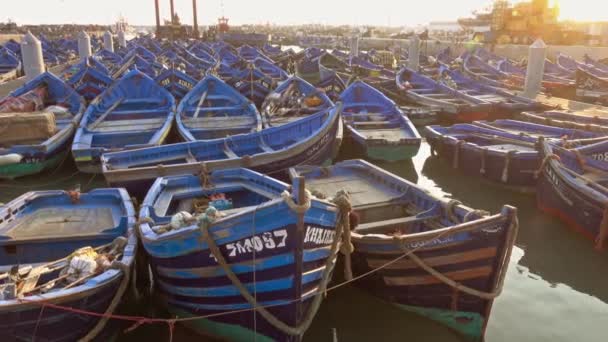 Modré Rybářské Lodě Přístavu Essaouira Při Západu Slunce Maroko — Stock video