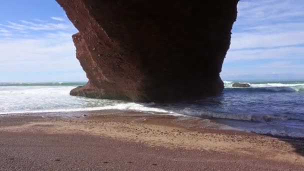 Naturalny Łuk Plaży Legzira Wybrzeże Atlantyku Maroku Afryka Widok Przechyłu — Wideo stockowe