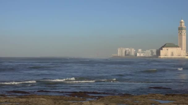 Hassan Moskee Casablanca Atlantische Oceaan Golven Bij Zonsondergang Marokko Panorama — Stockvideo