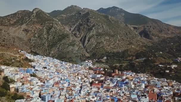 有名なメディナブルーの空のパノラマビュー旧市街Chefchaouen モロッコ — ストック動画