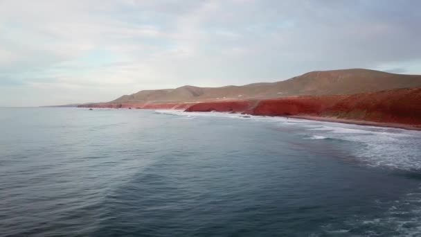 Vista Aérea Praia Legzira Com Rochas Arqueadas Costa Atlântica Pôr — Vídeo de Stock
