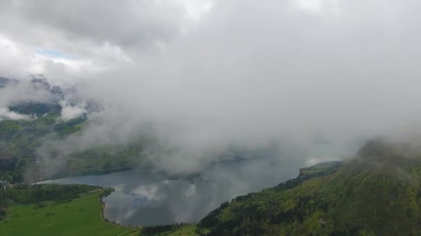 在湖山上空的云彩中飞翔 — 图库视频影像