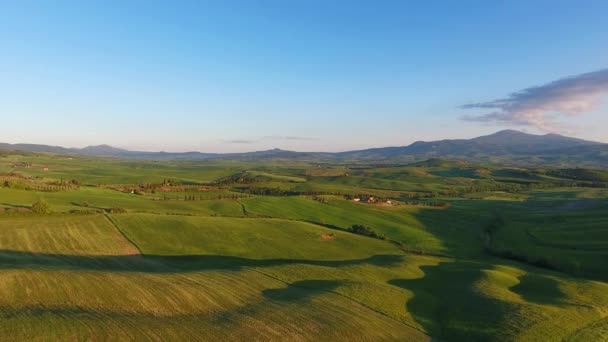 夕方には農地の丘の国のトスカーナの航空風景 イタリア ヨーロッパ — ストック動画