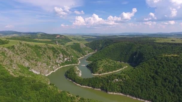 세르비아 남서부 강골짜기를 바라보고 사람들의 — 비디오