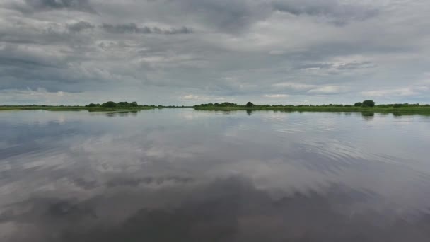 Πετώντας Πάνω Από Μεγάλη Λίμνη Ομαλή Επιφάνεια Αντανάκλαση Του Συννεφιασμένου — Αρχείο Βίντεο