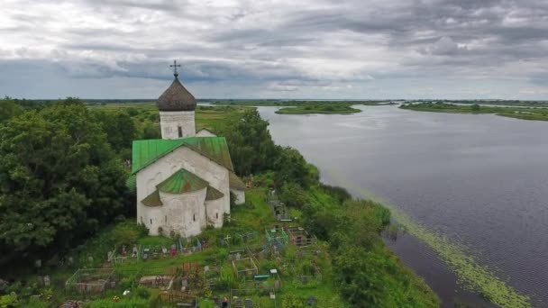 Vista Aérea Antigua Iglesia Cementerio Orilla Del Lago Pskov Rusia — Vídeo de stock