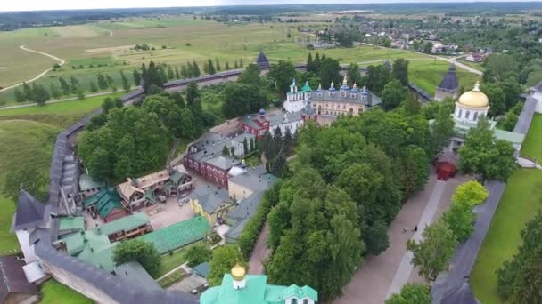 夏季普斯科夫洞穴修道院或普斯科沃 佩赫斯基宿舍的空中景观 — 图库视频影像