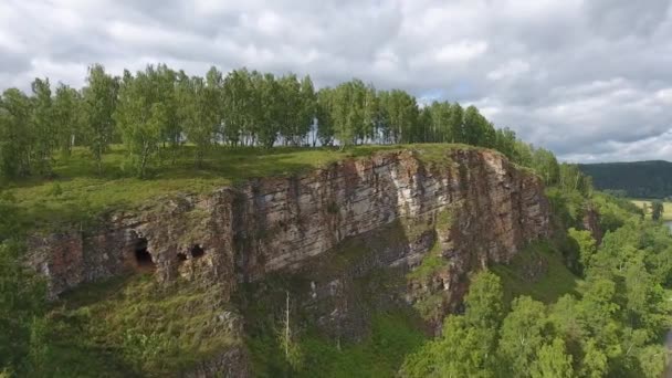 Rusya Nın Ural Dağlarında Kayalıklarda Mağarası Olan Hava Manzarası — Stok video