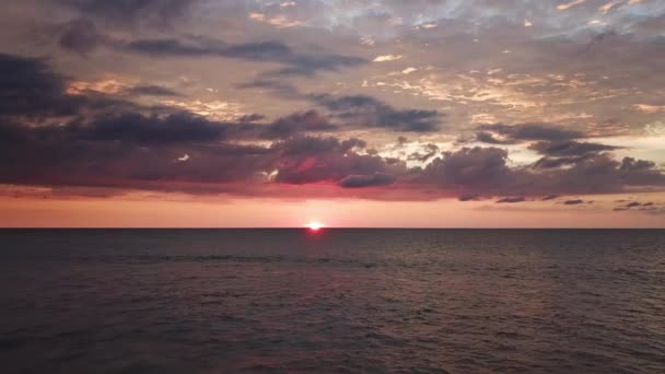 Tropikal Denizin Üzerinde Güzel Günbatımına Doğru Uçuyor — Stok video