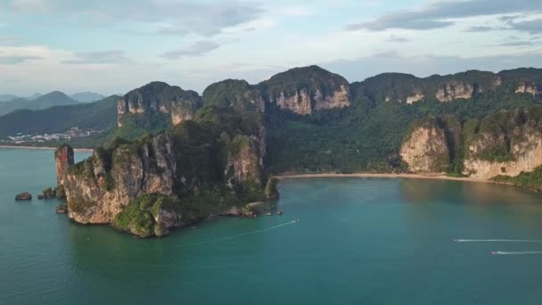 熱帯ターコイズブルーのラグーン 岩と島の間のビーチ クラビ 4Kの空中パノラマビュー — ストック動画