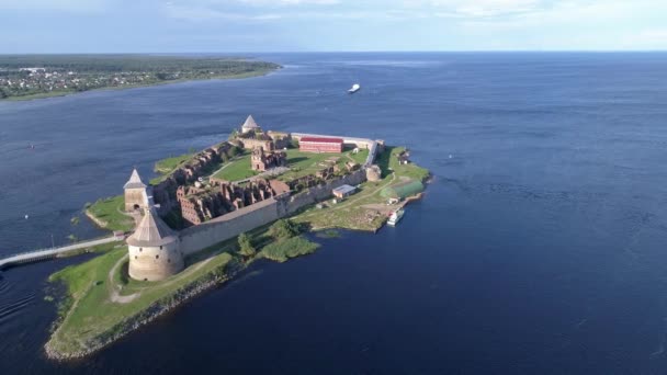 俄罗斯列宁格勒地区Shlisselburg镇附近涅瓦河岛上的Oreshek要塞空中俯瞰 — 图库视频影像