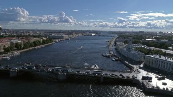飞越俄罗斯圣彼得堡市中心涅瓦河上的皇宫桥 — 图库视频影像
