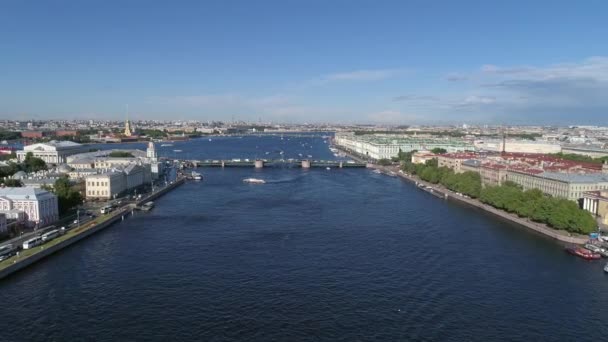 ロシア サンクトペテルブルク市内中心部のネヴァ川上空4K — ストック動画