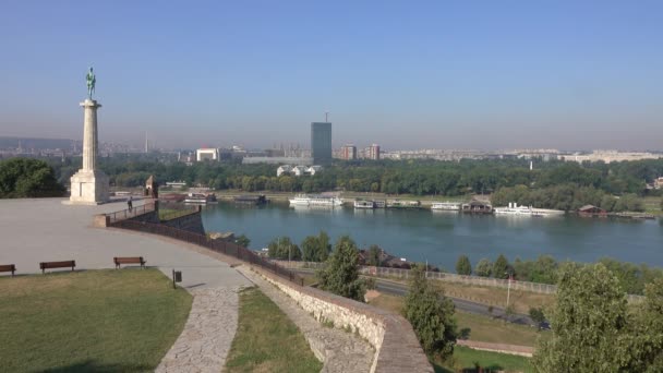 Belgrad Sava Tuna Nehirlerindeki Kalemegdan Kalesi Victor Anıtı Güneşli Yaz — Stok video