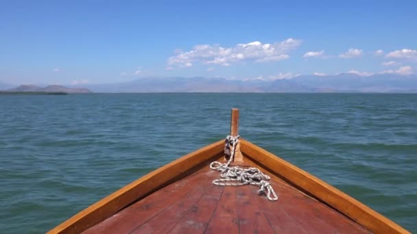 Żeglarstwo Słynnym Jeziorze Skadar Czarnogórze — Wideo stockowe