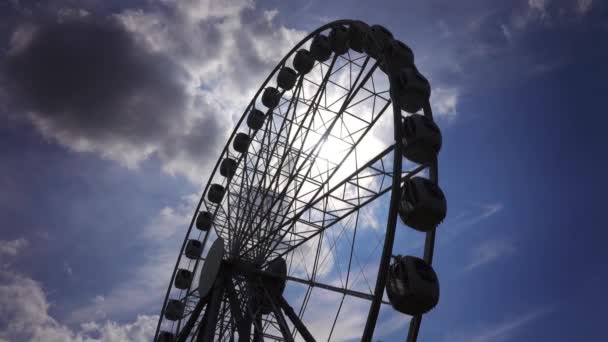 Ferris Τροχό Και Τον Ήλιο Στον Ουρανό Σύννεφα Λούνα Παρκ — Αρχείο Βίντεο