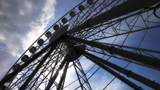 Rueda Fortuna Sol Cielo Con Nubes Parque Atracciones — Vídeo de stock