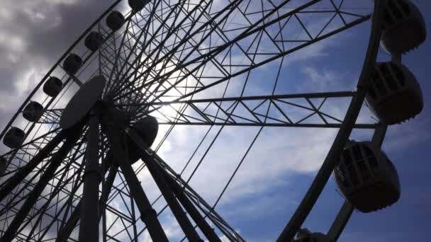 Ruota Panoramica Sole Cielo Con Nuvole Parco Divertimenti — Video Stock