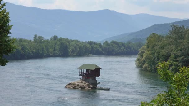 Einsames Haus Fluss Drina Bajina Basta Serbien — Stockvideo