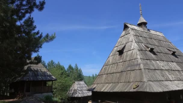 塞尔维亚Zlatibor周围Sirogojno民族村旧房子全景 — 图库视频影像