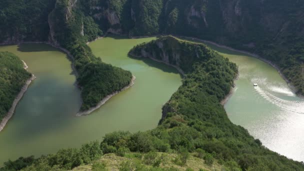 Περιπλανιέται Στο Βραχώδες Φαράγγι Του Ποταμού Ούβατς Την Ηλιόλουστη Μέρα — Αρχείο Βίντεο