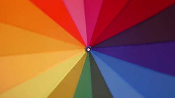 Многоцветный Радужный Зонтик Вращается Вокруг Своей Оси — стоковое видео