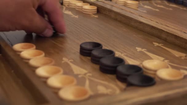 Main Lance Des Dés Sur Une Carte Backgammon — Video