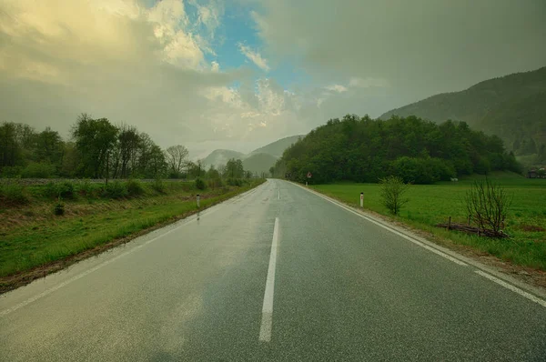 スロベニアの朝の霧の山の中の道路の風景 — ストック写真