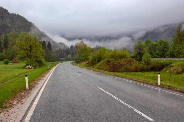 Paesaggio Con Strada Montagna Nella Nebbia Mattutina Slovenia — Foto Stock