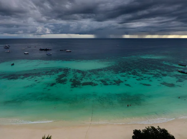 Lodě Blízkosti Tropické Pláže Pozadí Bouřkových Mraků Ostrov Koh Lipe — Stock fotografie