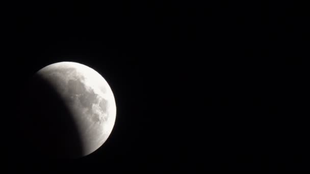Mondfinsternis Der Schatten Der Erde Kriecht Auf Die Mondscheibe — Stockvideo